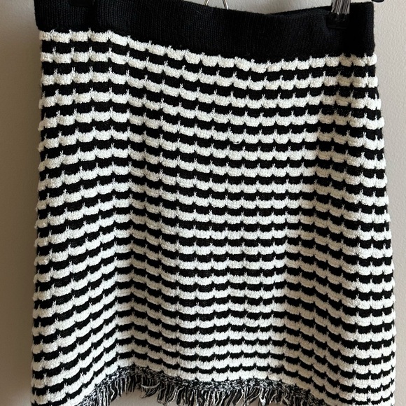 Zara Black & White Knit Fringe Mini Skirt - Size Small - Picture 4 of 5